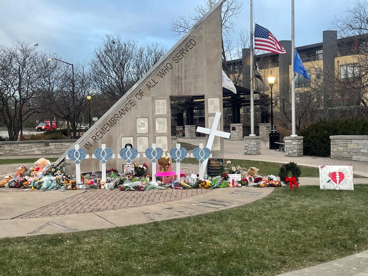 CityofWaukesha's tweet photo. Waukesha weeps 

#Waukesha #WaukeshaStrong https://t.co/u9374teglL