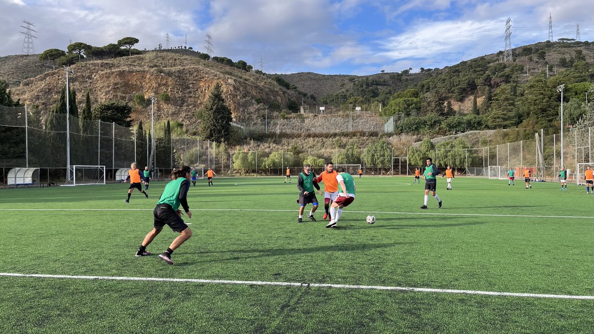 fundaciobrafa's tweet photo. ¡En Brafa el deporte no termina!

Tenemos a los seniors del fútbol +30, que son una parte importantísima para nosotros.

¡No fallan nunca, semana a semana se reúnen diferentes grupos para pasar grandes momentos!

#SomBrafa #SeniorsBrafa #30 https://t.co/lWzGYfclfb