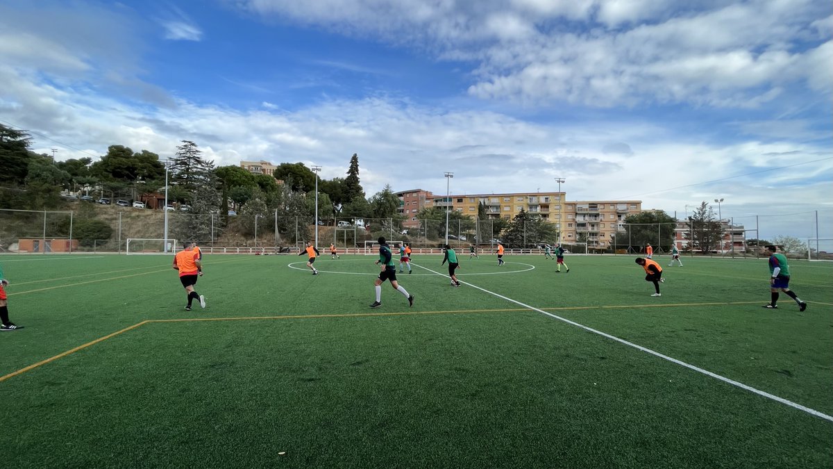 fundaciobrafa's tweet photo. ¡En Brafa el deporte no termina!

Tenemos a los seniors del fútbol +30, que son una parte importantísima para nosotros.

¡No fallan nunca, semana a semana se reúnen diferentes grupos para pasar grandes momentos!

#SomBrafa #SeniorsBrafa #30 https://t.co/lWzGYfclfb