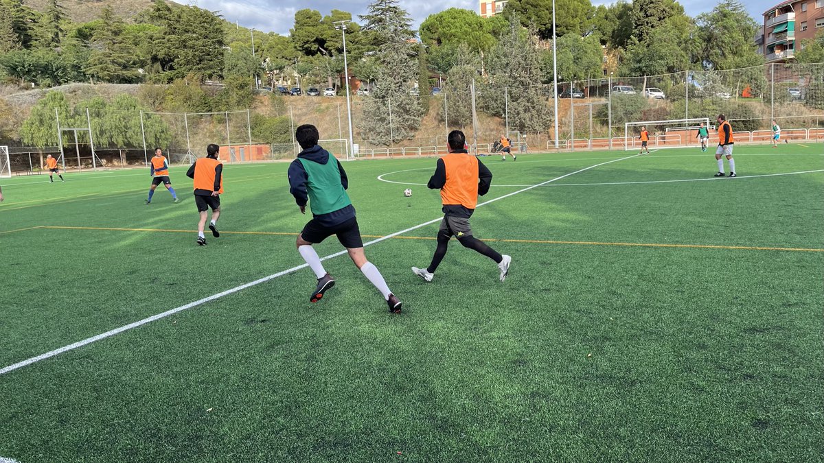 fundaciobrafa's tweet photo. ¡En Brafa el deporte no termina!

Tenemos a los seniors del fútbol +30, que son una parte importantísima para nosotros.

¡No fallan nunca, semana a semana se reúnen diferentes grupos para pasar grandes momentos!

#SomBrafa #SeniorsBrafa #30 https://t.co/lWzGYfclfb