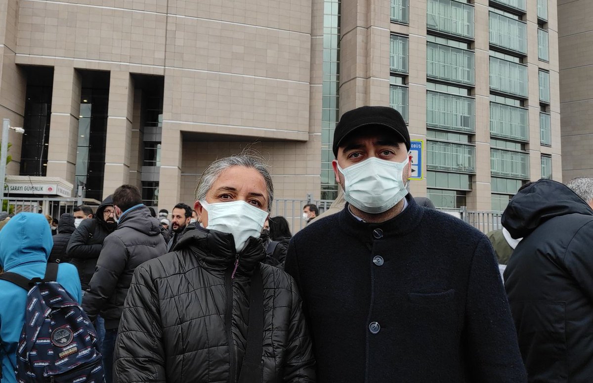 İnsan Hakl. Sor. İl Bşk. Yrd. Burkay Düzce, YDK üyemiz Doğuşcan Aydın Aygün, İl Disiplin Kurulu Bşk. İsmail Emre Telci, Beyoğlu İlçe Bşk. Ali Asker Ekici ve komisyon üyelerimiz; anayasal haklarını kullanan Cumartesi Anneleri’nin üçüncü duruşmasını Çağlayan Adliyesi’nde takip etti