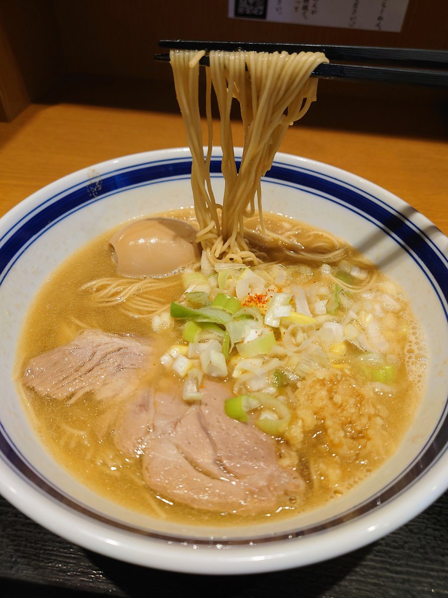 「孫鈴舎 神田大手町店」 とろみある豚骨醤油にパツパツの低加水細麺。 葱と生姜、ニンニクで全身ぽっかぽか(๑´ڡ`๑) 650円