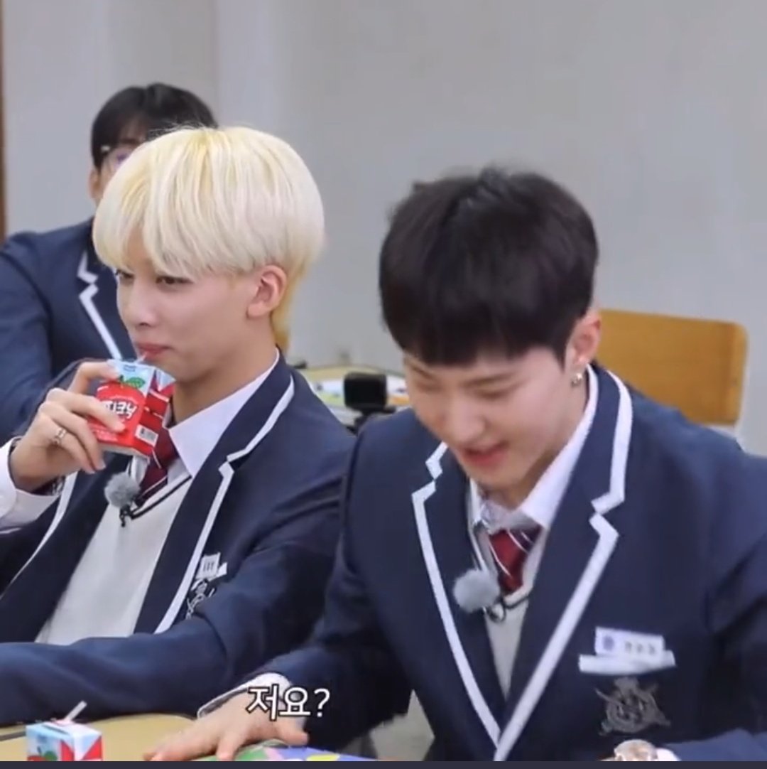 피크닉 먹으면서 아닌~척 은근 기대하고 있는 금발 형아 다들 어때