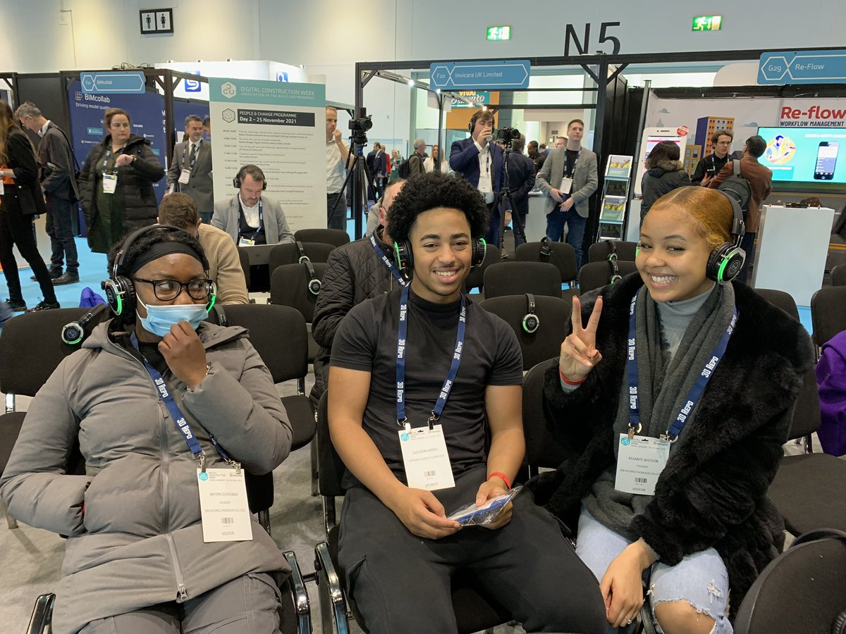 MonouXcollege's tweet photo. Today our DEC students are at @ExCeLLondon for @DigiConWeek ! So inspiring! #DesignEngineeringConstruction #DigitalConstructionWeek #creativepathway @edify_ac https://t.co/plmkW7QjBg