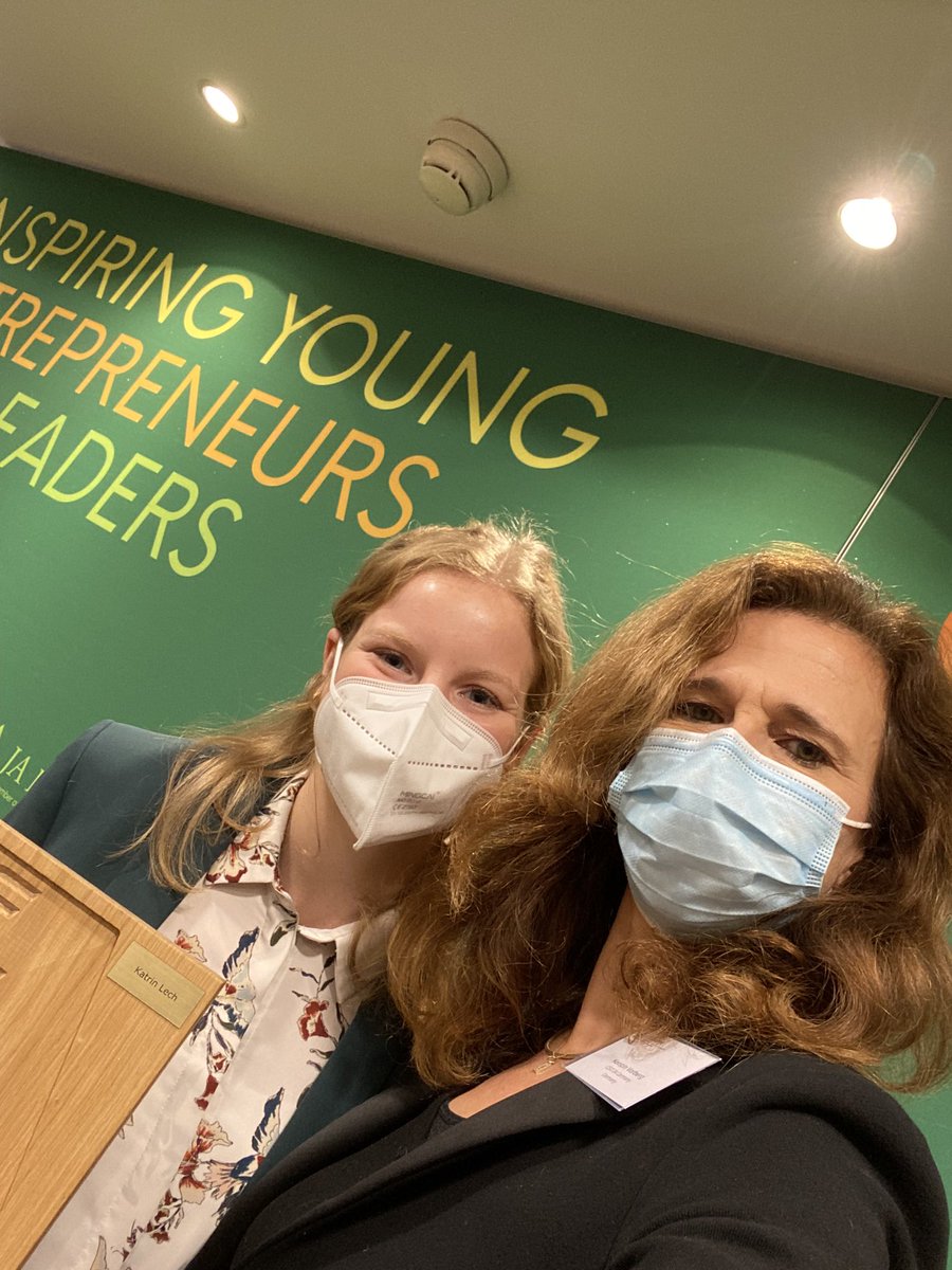 Dr_K_Vorberg's tweet photo. Junge Entrepreneure aus ganz Europa, die durch @JA_Europe , @iw_junior geprägt sind und sich als #gründer ausprobieren. #empoweringyouth. Glückwunsch an unsere Alumna Kathrin Lech für die Auszeichnung mit dem #ferdslist Award. https://t.co/tcNAnu03bo