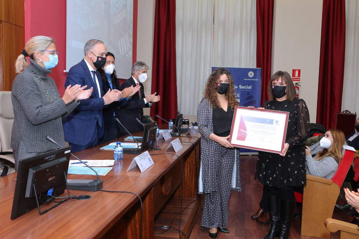 El <a href="/largo_rector/">Antonio Largo, Rector de la UVa</a> y la viceconsejera de <a href="/educacyl/">Educación JCyL</a> Pilar Garcés han entregado hoy los Premios de Innovación Educativa del <a href="/ConsejoSocUVa/">Consejo Social UVa</a> 
@EduUva_Segovia #GIDEPUVa #Pensa_Tic <a href="/JM_Marban/">José Mª Marbán</a> <a href="/LengModernasUVa/">Grado en Lenguas Modernas y sus Liter. UVa🇫🇷🇩🇪</a> #Ingenias <a href="/ETSIT_UVa/">ETSIT_UVa</a> proyecto e-Tándem UVa <a href="/FyL_UVa/">Filosofía y Letras, Universidad de Valladolid</a> 

🔗bit.ly/2ZiUFMW