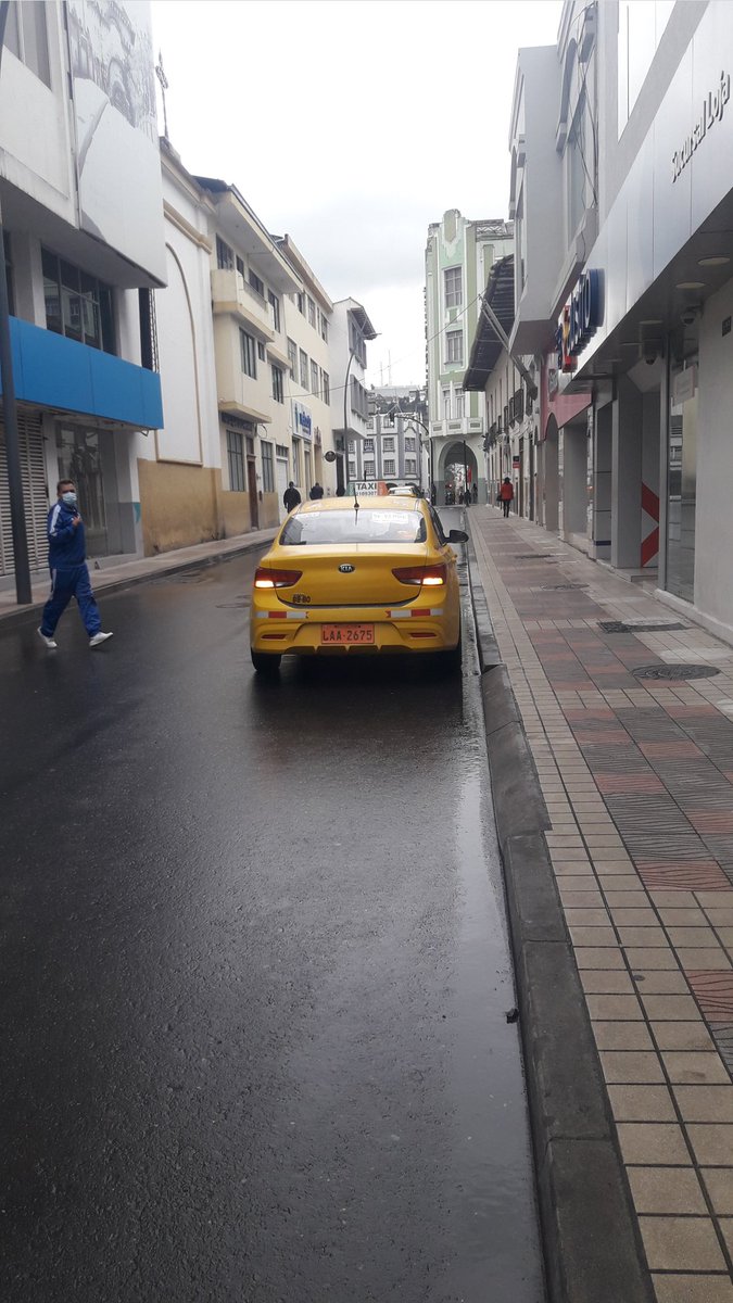 La clasica: "...me estaciono un ratito para pagar el teléfono y regreso...".

Choferes profesionales violan la Ley de Transito y la Ordenanza vigente, invadiendo la ciclovía en la calle José Antonio Eguiguren en #Loja.