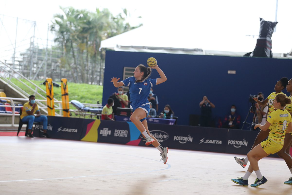 MindepChile's tweet photo. Ayer, @BM_LasLobas marcaron un hito para el deporte chileno y latinoamericano, no sólo por triunfar ante Colombia, sino porque tuvieron el honor de ser las primeras deportistas en competir en la naciente historia de los #JuegosPanamericanosJunior 👏 https://t.co/YedFEyo3Fg