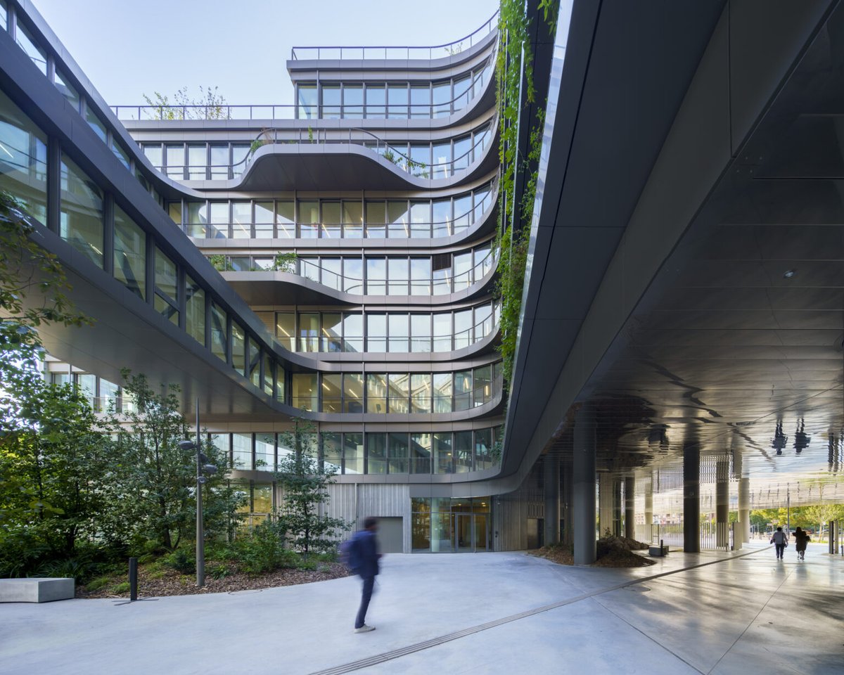 GroupeBouygues's tweet photo. [#Bâtiment 🚧]

@BouyguesBat_NE souligne que la #biodiversité est au cœur des projets d’aménagements #urbains et souhaite approfondir 3 axes : la #biodiversité sur le bâti, limiter l’artificialisation des #sols et préserver les espèces protégées. 🌱

▶️ https://t.co/RPmyBCGcfK https://t.co/n2gNlYMMzF