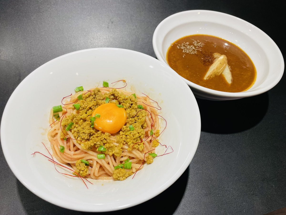 明日11/25の限定麺は 🐄スパイシー牛タンキーマつけめん 昼夜各15食 🍜青森県産煮干しそば 昼夜各20食 🍚日替り海鮮丼もございます😊 定番メニューもございます‼️ ご来店お待ちしておりま