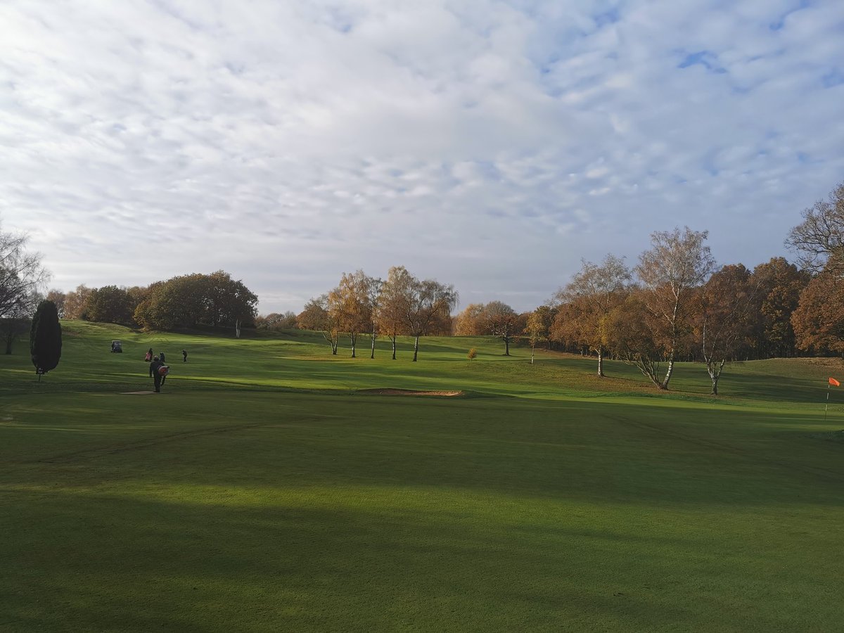 Another productive start to the week for the team 3 additional drainage runs installed into the 4th green. Leaf clearing continuing, fairway slitting has started and a full mow on the rough, tees and approaches. ⛳🍂⛳🍂