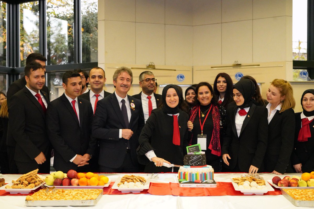 Çocuklarımızın ve güzel ülkemizin geleceği için sevgiyle, emekle çalışan; ilham veren, yol açan bütün meslektaşlarımın öğretmenler gününü yürekten kutluyorum.  #öğretmenizheryerdeyiz