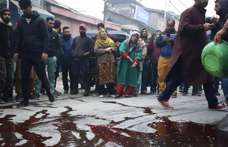 _SaeedDurani5_'s tweet image. People gather around in blood stains near the spot in Rambagh area of Srinagar. 
#BloodStains