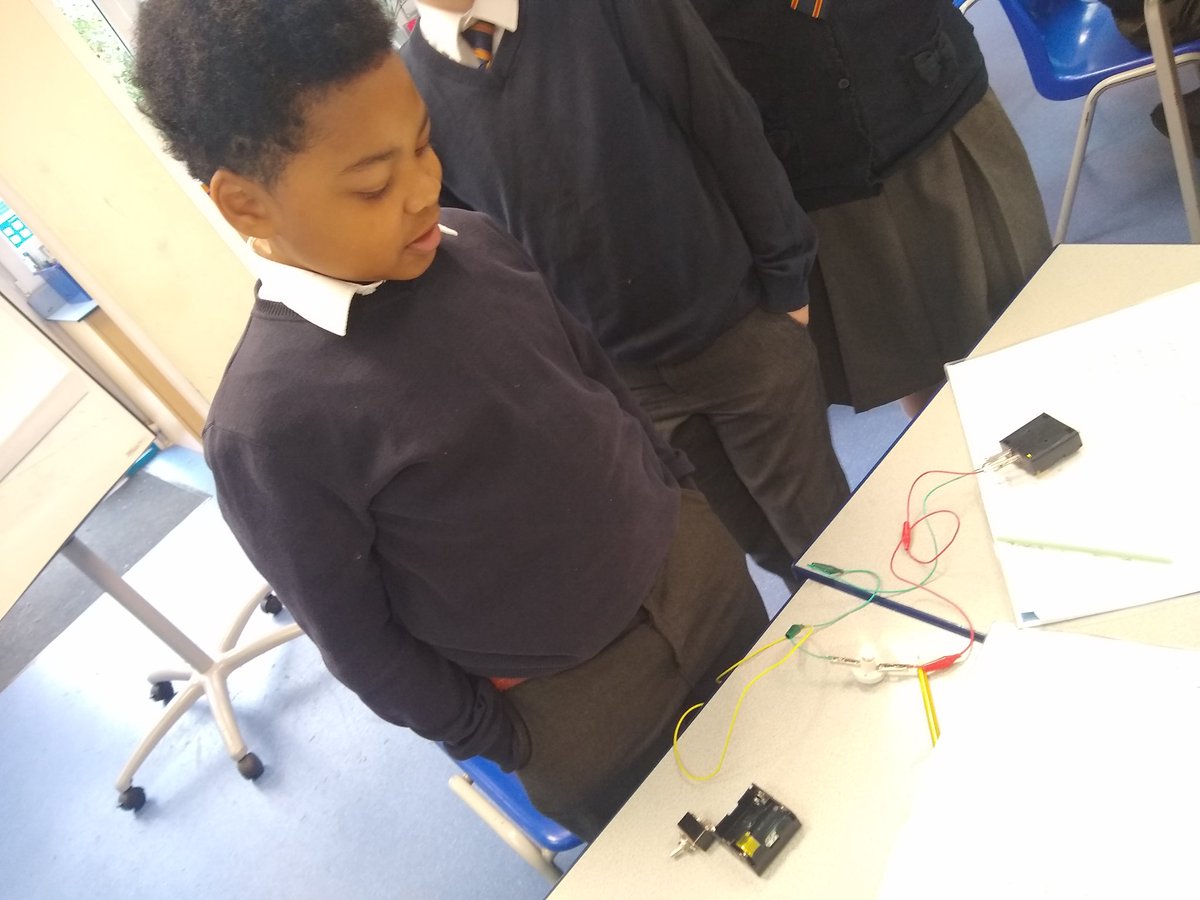 StPaulclass's tweet photo. We've been investigating whether we can close a circuit with materials other than wires. @StAnnesgaCPS #sciencestannesgae1 https://t.co/1MrT7d9bPw