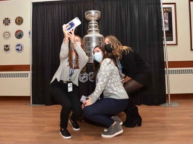 SUSportMgmt's tweet photo. So many of our @SyracuseU @SUFalkCollege students are gaining hands-on, real-world sport industry experience with the @SyracuseCrunch! https://t.co/TVcVQvtiCH