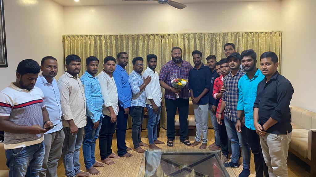 NanjangudMLA's tweet image. ಮೈಸೂರು ವಿಶ್ವ ವಿದ್ಯಾನಿಲಯದ ದಲಿತ ವಿದ್ಯಾರ್ಥಿಗಳ ಒಕ್ಕೂಟ(ರಿ) ನೂತನ ಅಧ್ಯಕ್ಷರಾಗಿ  ‘ಮಣಿಕಂಠ ಸ್ವಾಮಿ’ ಅವರು ಆಯ್ಕೆಯಾಗಿದ್ದು, ವಿ.ವಿ. ವಿದ್ಯಾಥಿ೯ಗಳು ಇಂದು ನಮ್ಮ ‘ಭೀಮಸದನ’ ನಿವಾಸಕ್ಕೆ ಭೇಟಿ ನೀಡಿದ್ದರು ಅವರಿಗೆ ಶುಭ ಹಾರೈಸಿದ್ದೇನೆ.

#youths #students #scststudents #mysoreuniversity #nanjungudmla