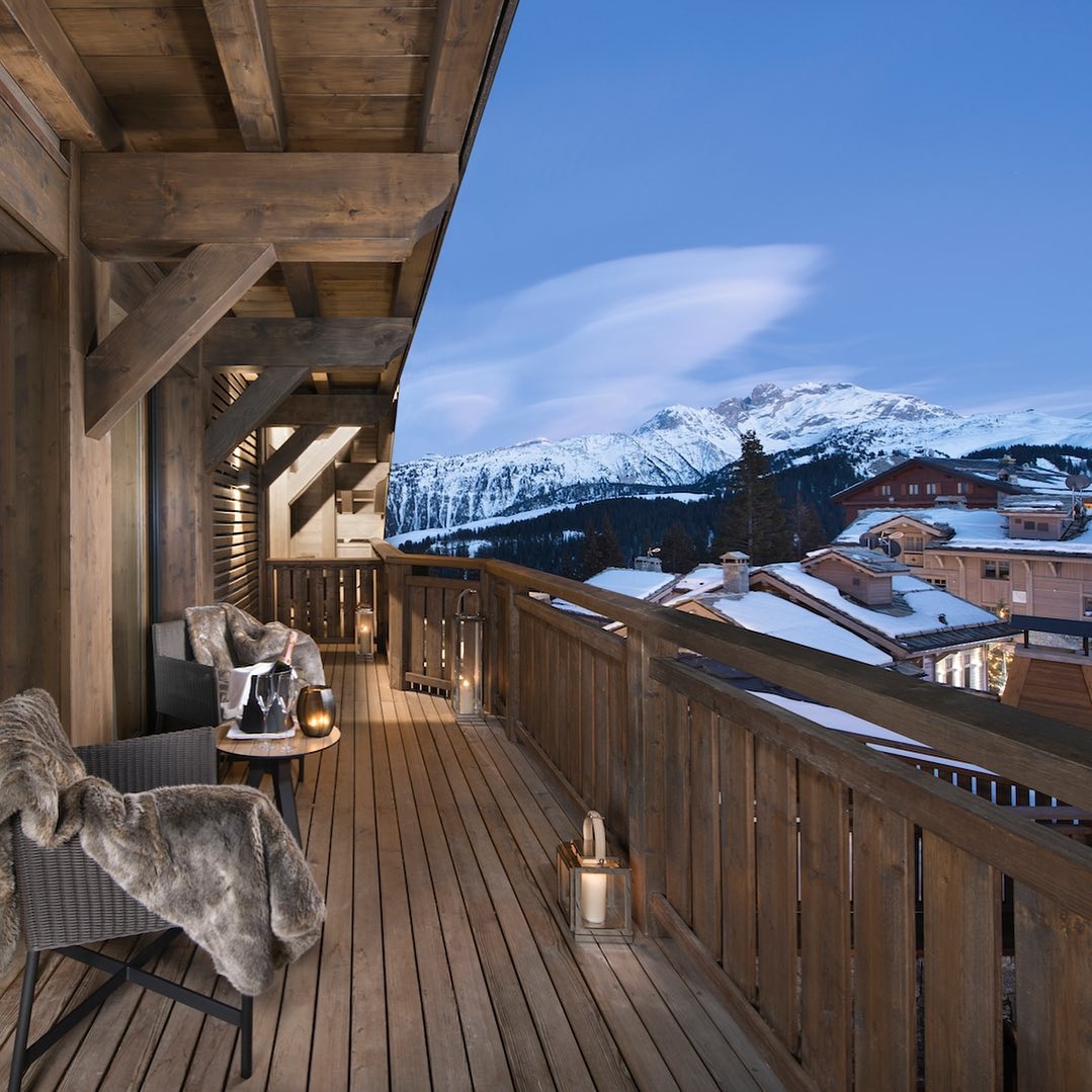 Westay's tweet photo. Les Neiges is a welcoming Palace that perpetuates the warm authenticity of a mountain chalet showcased with elegant contemporary furniture. Guests have direct access to the ski slopes, ski room, spa, pool, and private cinema room throughout the day
#westay #luxurytravel #travel https://t.co/HYewgFplkk