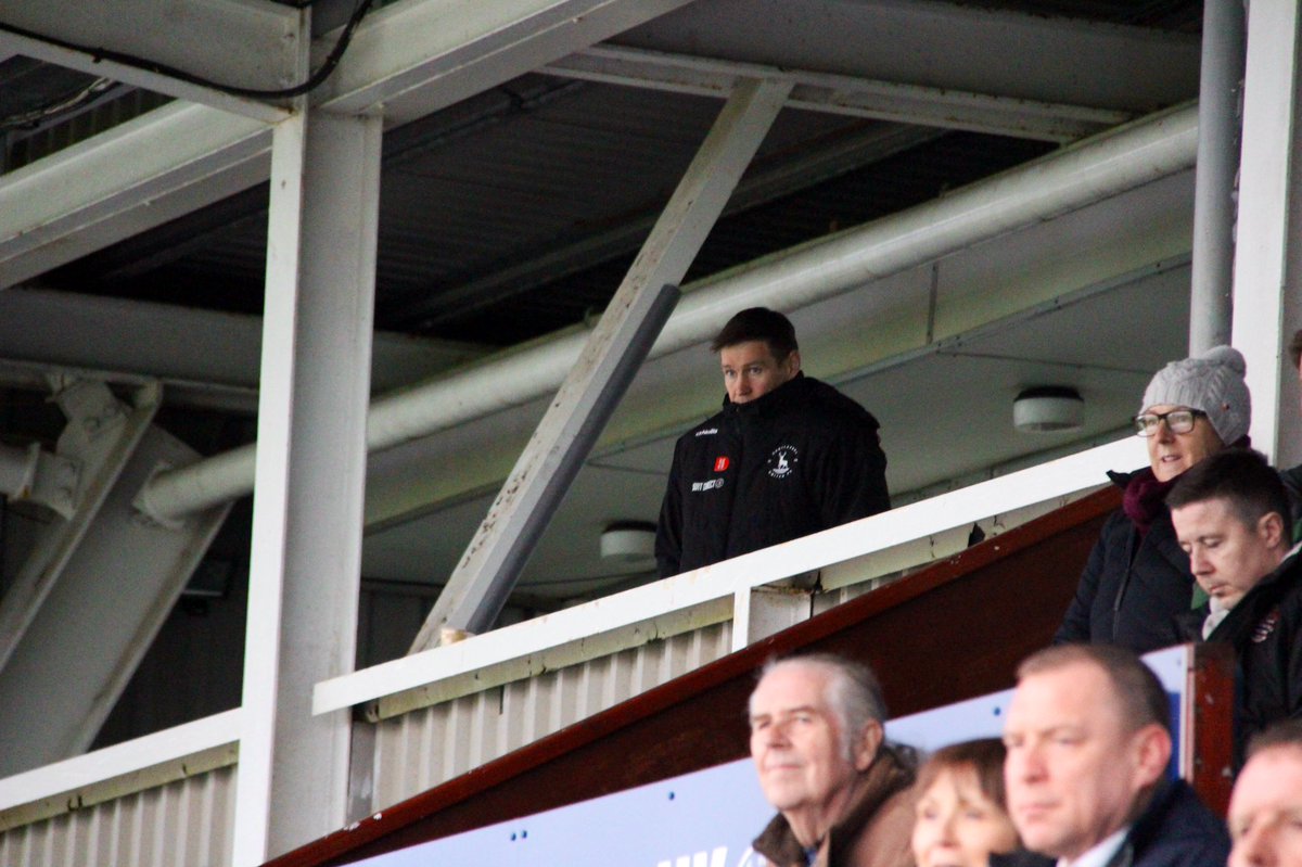 First team youth prospects Harry Close and Patrick Boyes are both involved today 👋 

Interim manager, Tony Sweeney overviews from the stands

0-0

#HARvALT | #YouthTeam