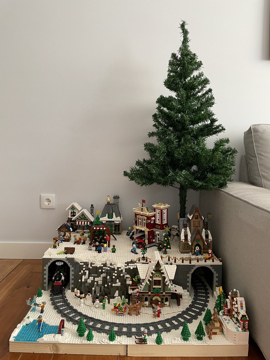 marcolego2's tweet image. Working on my #lego #wintervillage