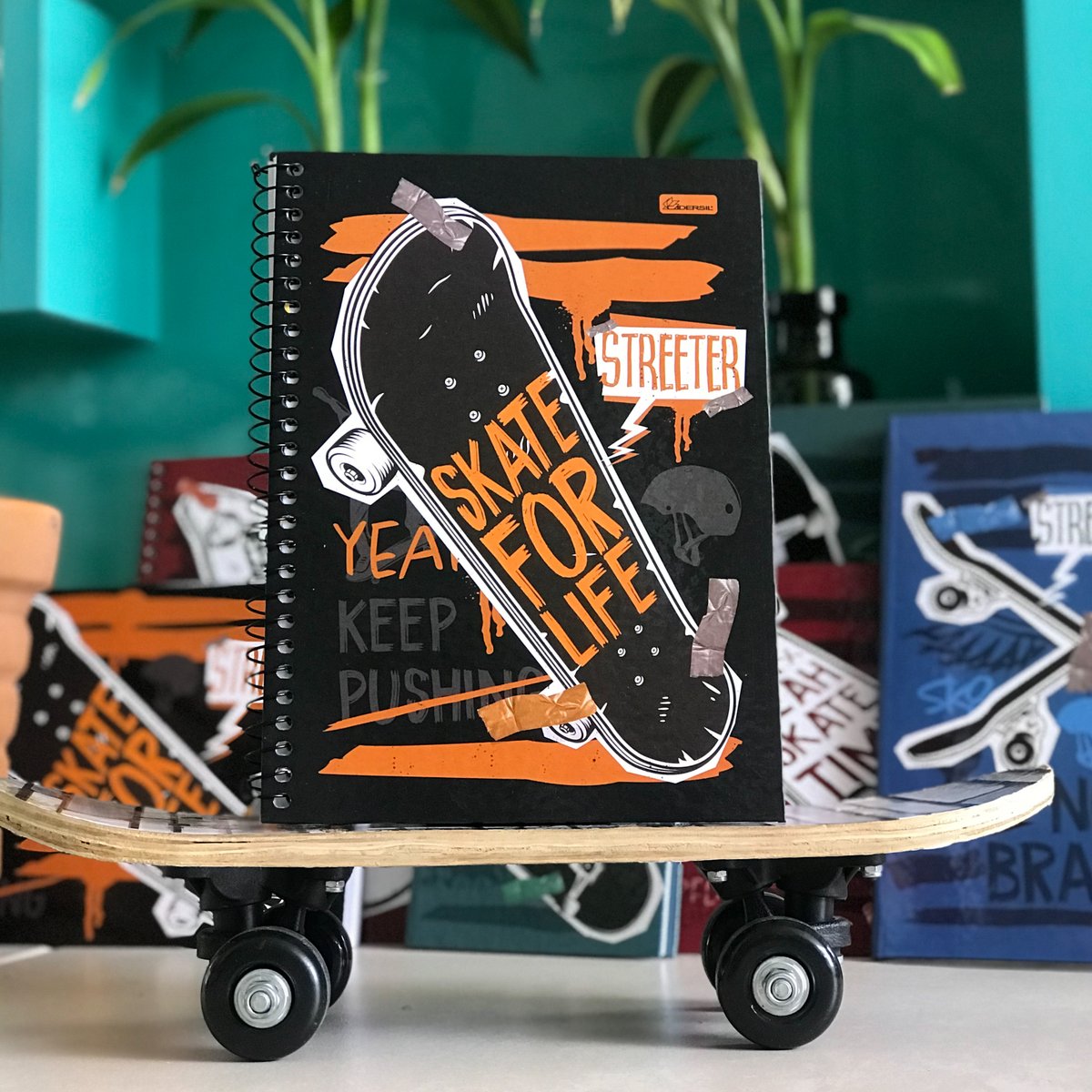 Cadersil's tweet image. Depois de conhecer a linha Streeter, conta pra gente qual o seu esporte radical favorito, e a sua capa predileta dessa linha aventureira. 🛹

Acesse 💻 cadersil.com.br e confira mais da coleção 2022. ✨

#Cadersil #Streeter #Skate #Aventura #Estudos #Papelaria
