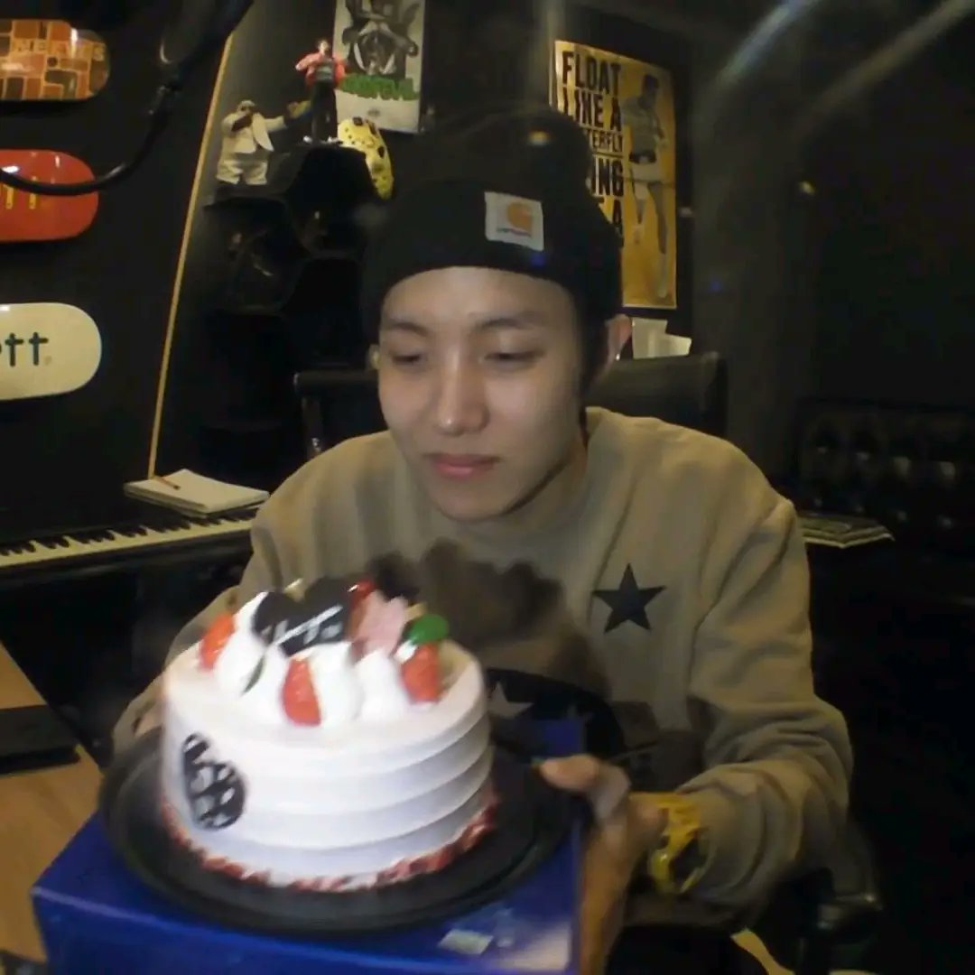 itzshaeynnie's tweet photo. HOBI IS THE FIRST BTS MEMBER CELEBRATED HIS BIRTHDAY🎉
🥺✨
130219 JHOPE BIRTHDAY LOG 130218 LOG 
#BTS #JHOPE #HOBI #HOSEOK #HAPPYBIRTHDAYJHOPE #BTSLOG https://t.co/HKgfVlEpeV