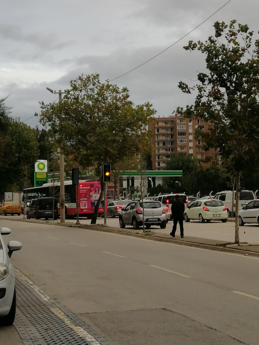 Bizim zamanımızda ekmek sırası vardı diyen amcalar şimdi yakıt sırasında 🙃