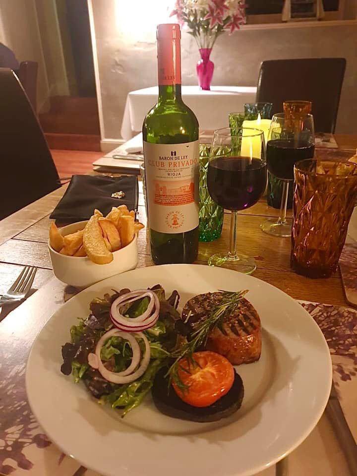TheBellHouseSB's tweet photo. Don’t forget to book your table for our “Steak Night” 🥩🍷this Friday 📞☎️ on  01249 720401 let the festivities 🎄🎄commence @walterrose1847 #christmasiscoming https://t.co/O9QQMEyB7b
