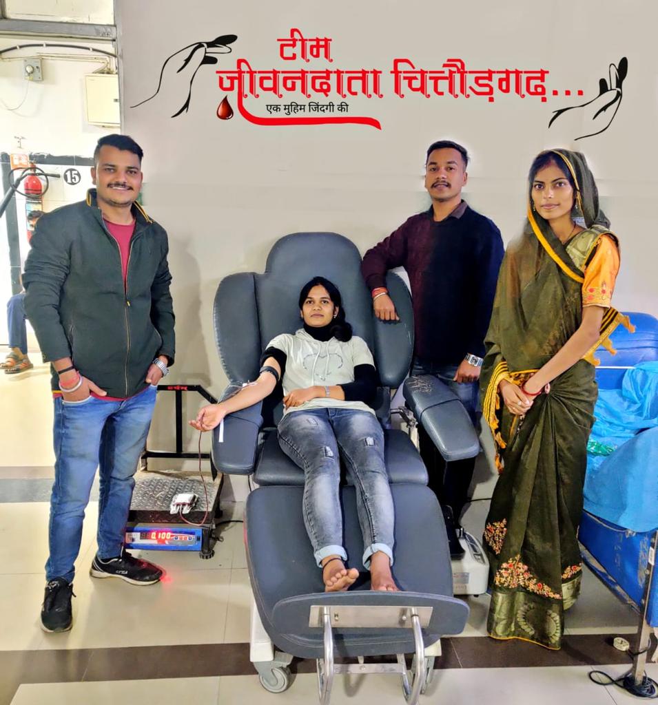 JagdishDhaker12's tweet photo. जय हिंद 🇮🇳💪
टीम जीवनदाता चित्तौड़गढ़
दिनांक : 23-11-2021
#case_solved : 1923
1. *टीम जीवनदाता की रक्तविरांगना कविता धाकड़ B+Ve (आंवलहेड़ा)* ने देर रात कल एक महीने के मासूम बच्चे लिए 100 ML फ्रेश ब्लड देकर जिंदगी बचाई
बहुत बहुत आभार
#teamjivandata
#teamjivandatachittorgarh https://t.co/JOzIYf9lG4