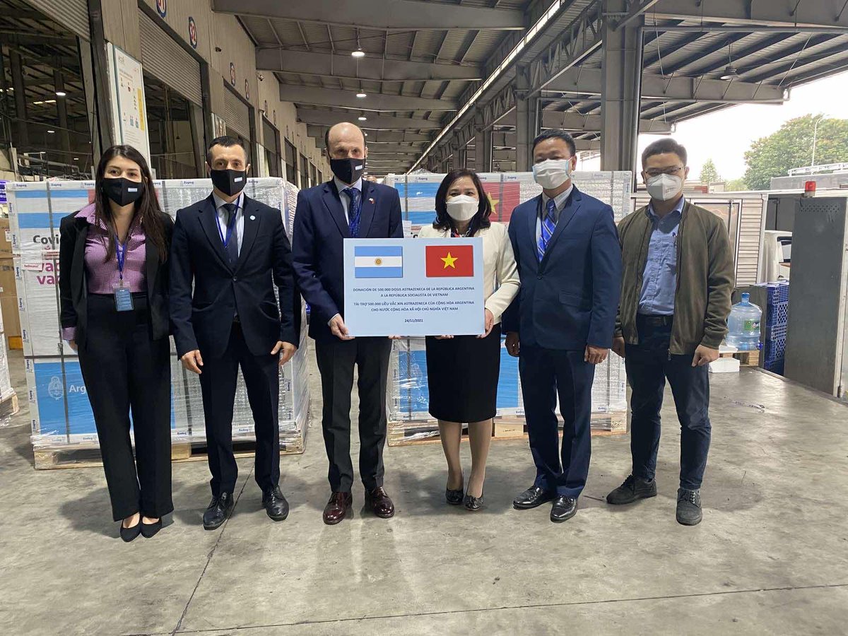 MOFAVietNam's tweet photo. 500.000 doses of AstraZeneca vaccine donated by the 🇦🇷 government arrived today in Ha Noi. We deeply appreciate this gesture of solidarity and support for the fight of 🇻🇳 against Covid-19. https://t.co/wUN16LhhZB