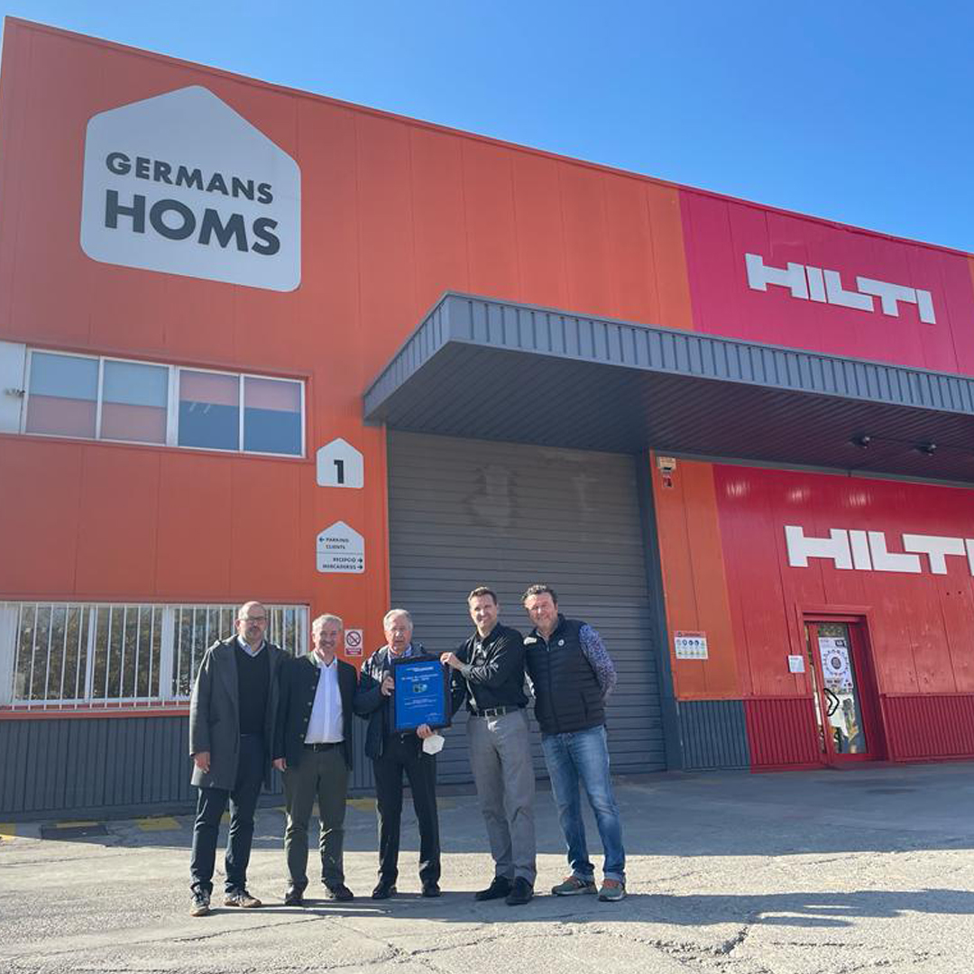 HomsRentals's tweet photo. #Containex, el nostre principal proveïdor de #containers ens fa entrega del premi en homenatge als 20 de col·laboració amb projectes de la família Homs.
#llogaonline: https://t.co/SO01B47lCY https://t.co/IKuxkikffn