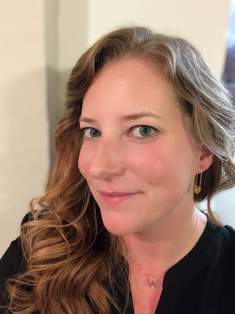 I am in LOVE with these minimalist Gold Safety Pin Earrings! They remind me subtly of my buzzed head, JNCO jeans, spike bracelets, and safety pin necklace wearing punk days. I went through a phase in middle school. Didn’t we all?!

amzn.to/3md2IE1

 #corporatepunk #style