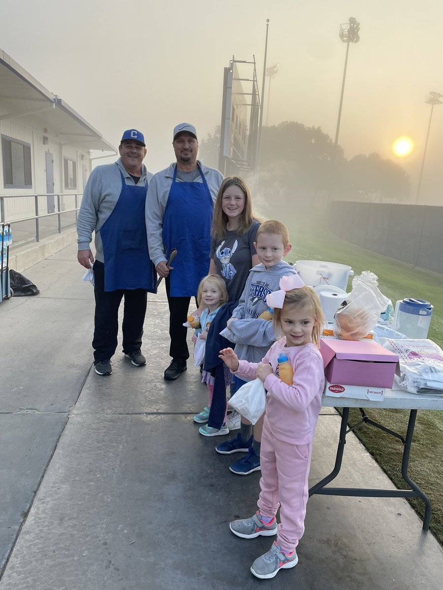CoachRHammond's tweet photo. #Doughnuts4Dubs quarterfinals @ClovisFootball vs @GridironPatriot thank you to Mike Salazar & @_BigDaddy94 for cooking breakfast for our team this morning fog and all it feels like football weather. #Drive4Nine https://t.co/pXysZIot9p