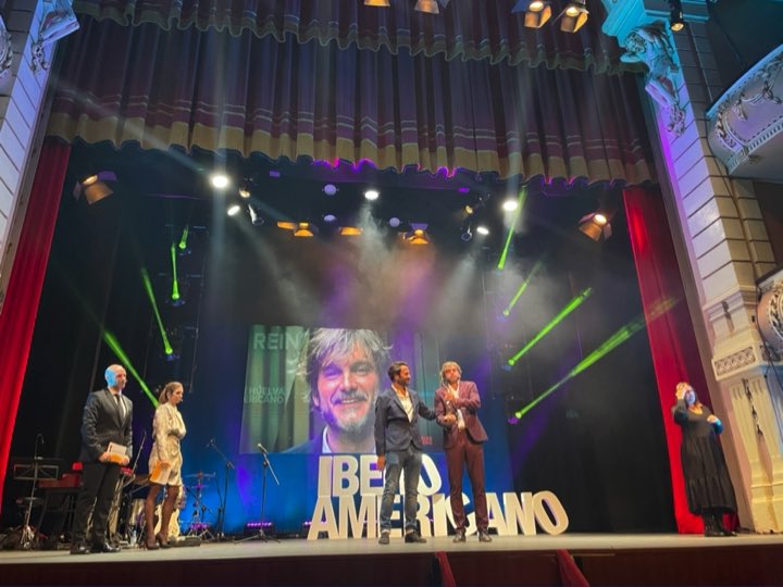 Festicinehuelva's tweet photo. Salva Reina,@salvareinachuki,  recibe el #PremioLuz de este  #47FestiCineHuelva, de la mano del director de cine Álvaro Díaz Lorenzo. 

Junto a @ElenaFuriaseWeb y @adozarandieta. https://t.co/UdJCwimAPB