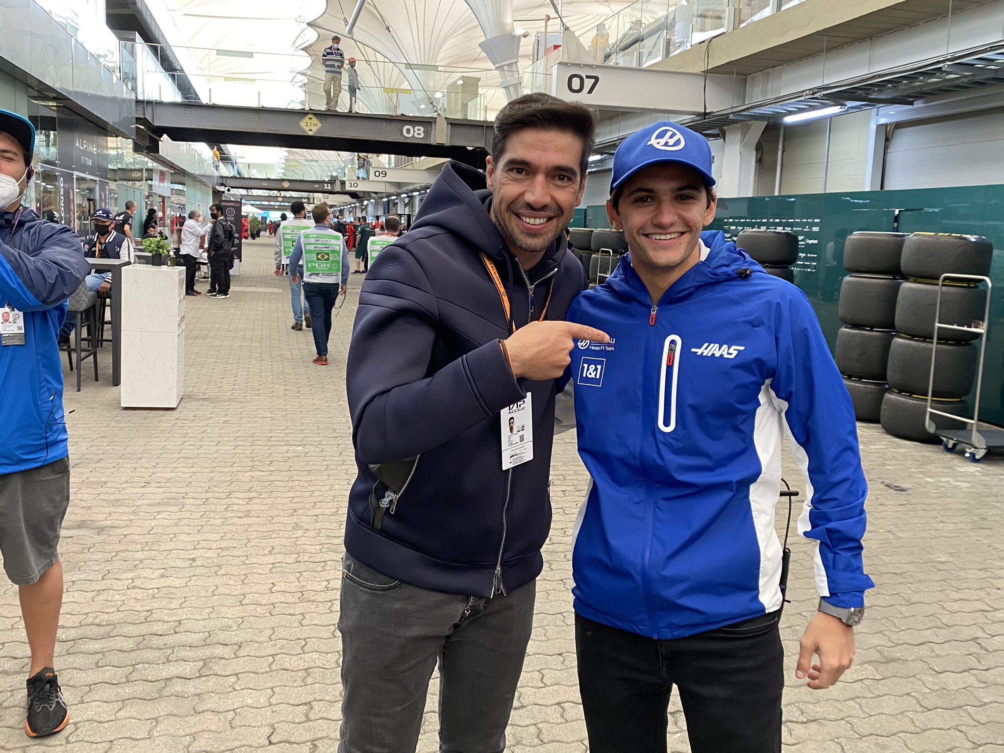Abel Ferreira vai a Interlagos, visita McLaren e conversa com Pietro Fittipaldi