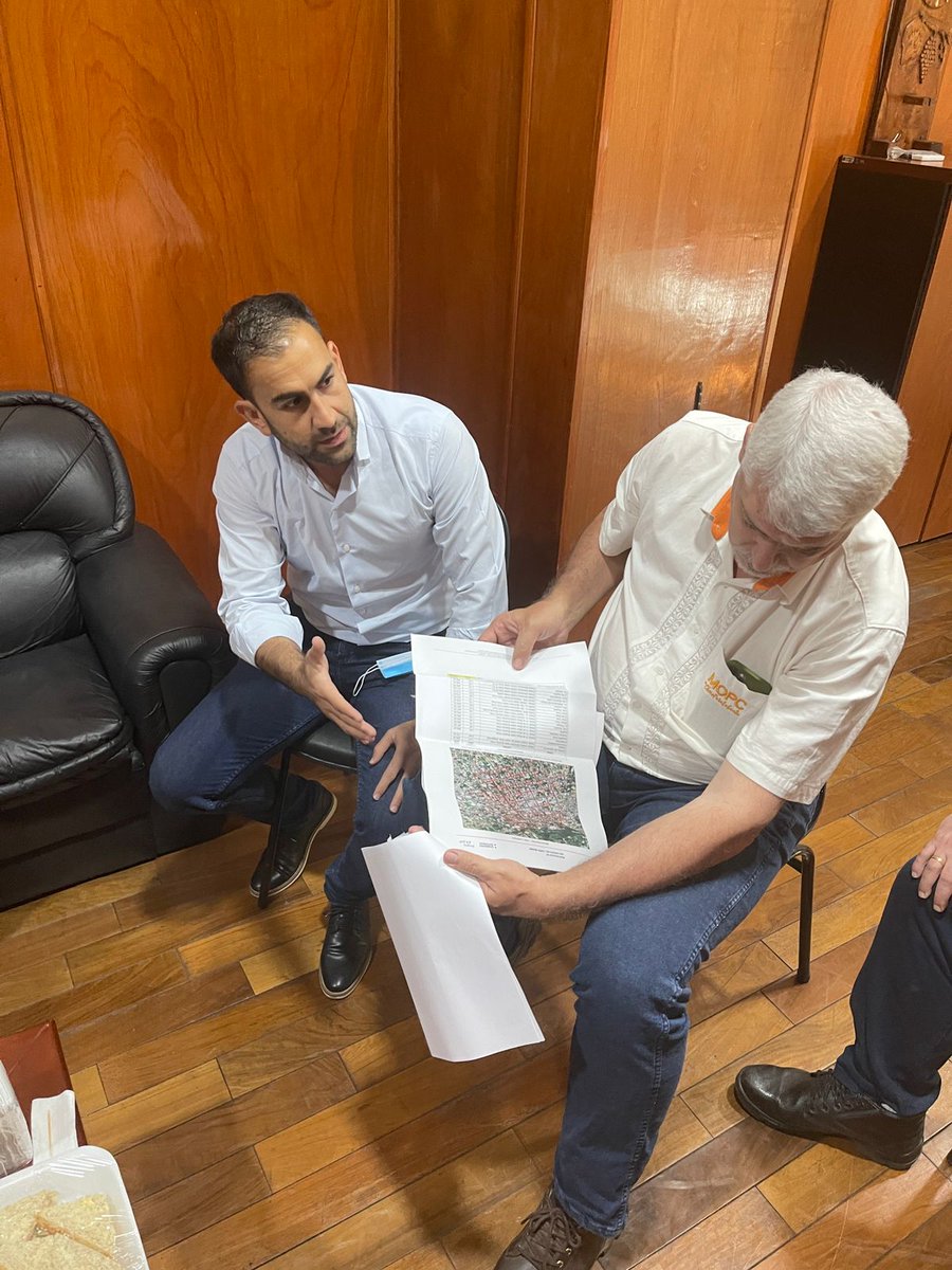 El ministro <a href="/ArnoldoWiens/">ArnoldoWiens</a> se encuentra reunido con el intendente <a href="/salomonfelipe/">Felipe Salomón</a> de la ciudad de San Lorenzo con el objetivo de articular acciones que ayuden a mejorar la infraestructura vial del municipio.

#ObrasParaLaGente 🇵🇾
#MOPC3AñosJuntos