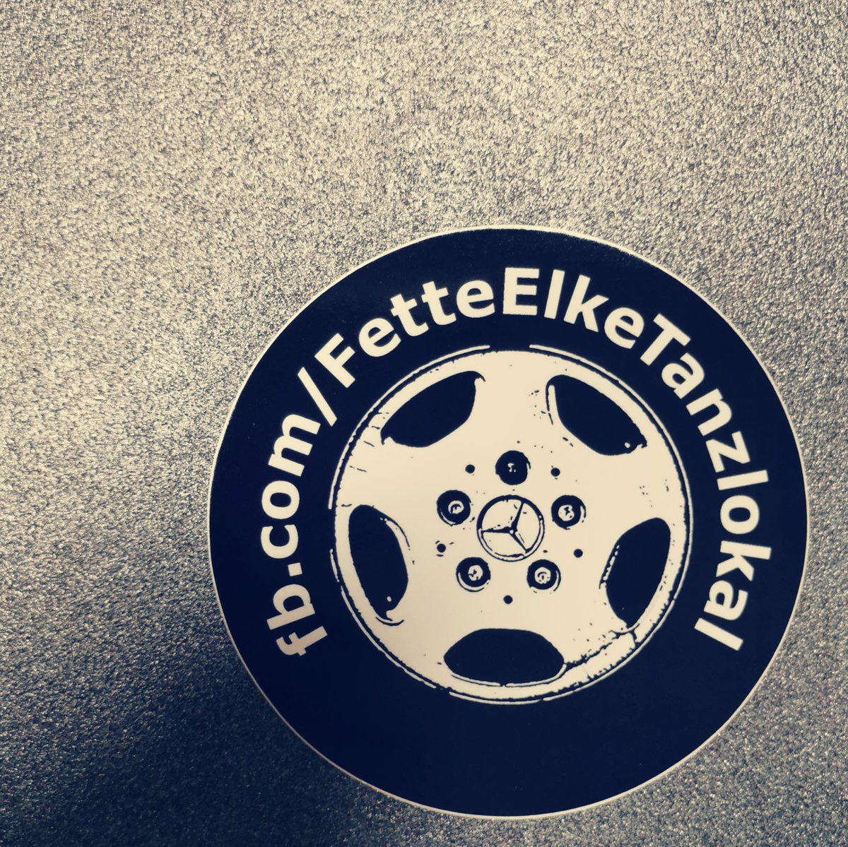 JennyPoeller's tweet photo. Ein Aufkleber wirft Schatten voraus! Basti vom Fette Elke #Tanzlokal zu Gast bei #Herztöne, 22.11.2021, 19 Uhr @FrrapoPDM @rgr_mv 
Hört den Stream hier: https://t.co/pzRwitC0rb 
Und schaltet die #Radiogeräte auf 90,7MHz #Potsdam (88,4 in Berlin) https://t.co/rgQoxC4n4j