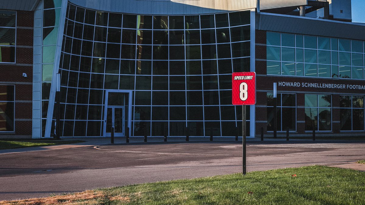 Louisville has named a street after Lamar Jackson in honor of his jersey retirement this weekend 🙌 <a href="/Lj_era8/">Lamar Jackson</a> (📸: <a href="/GoCards/">Louisville Athletics</a>)