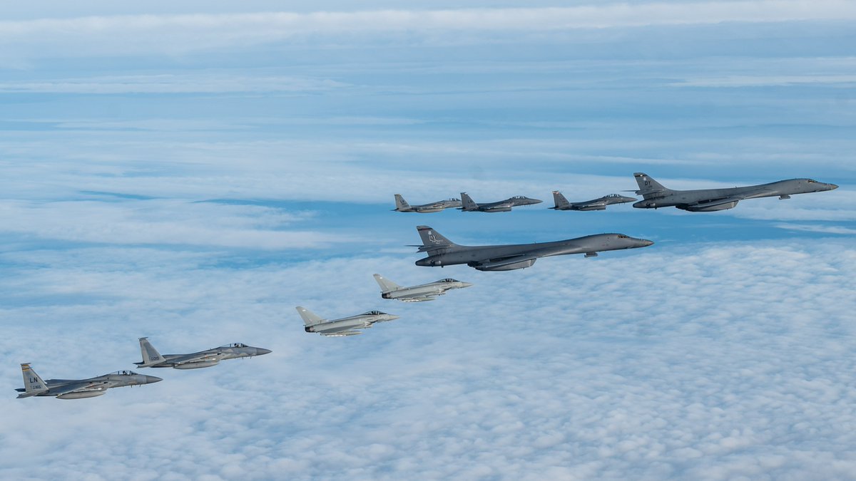 Roberto_yeager's tweet photo. El "masivo" ejercicio #PointBlack de la #USAF sobre el #ReinoUnido #UK. Han participado 26 unidades de la #RAF (#Typhoon y F-35B #F35), de la #USAFE desde RAF Lakenheath (F-15E #F15) y otras directamente desde #EEUU #USA (B-52 #B52 y B-1B #B1B) https://t.co/opALluRtEX @REjercitos https://t.co/OyhO1tknQA