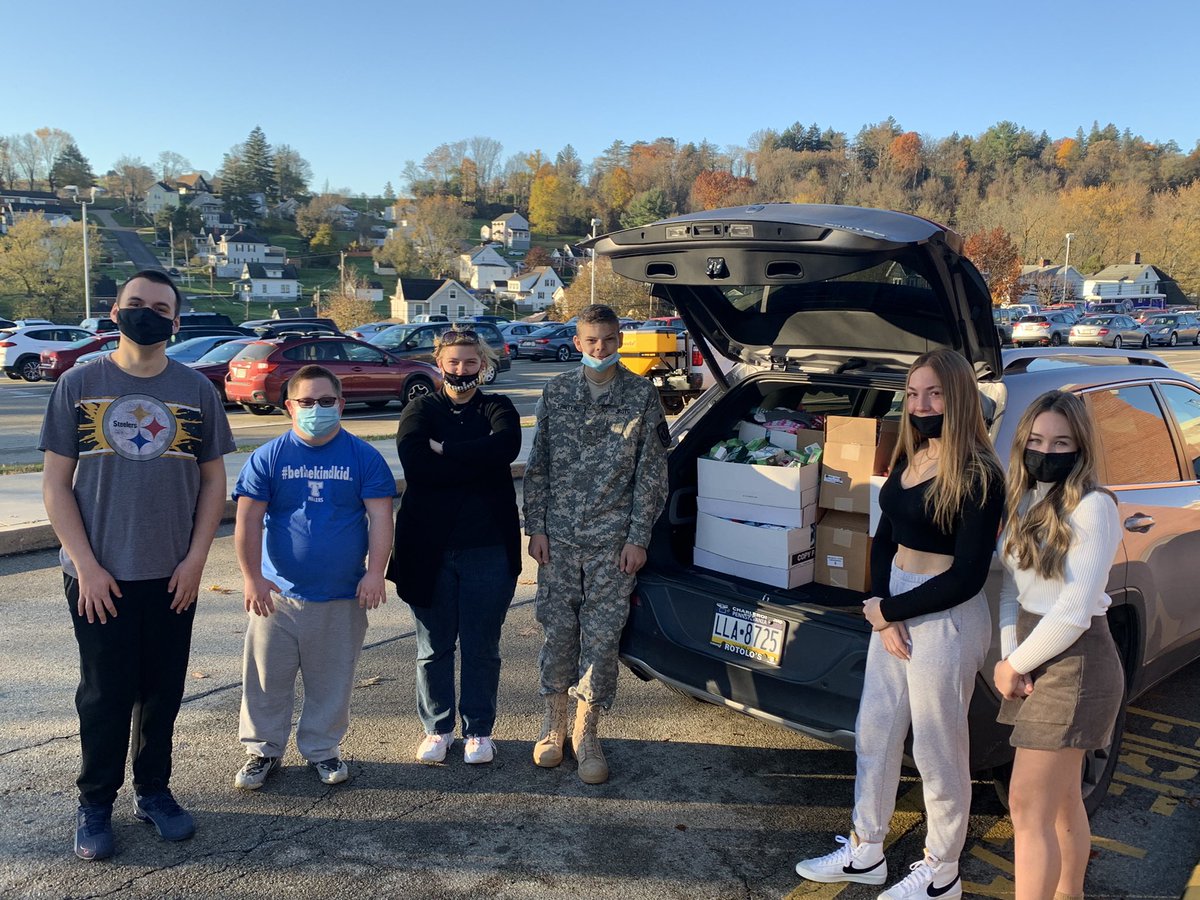 GiorgiJomarie's tweet photo. These @thstrinitypride students are helping NHS and @THS_TLC with the donations to the Southwest Domestic Violence Center. Awesome job Hillers!!  @melanierush25 @ths_and https://t.co/Dr0k0MEYi5