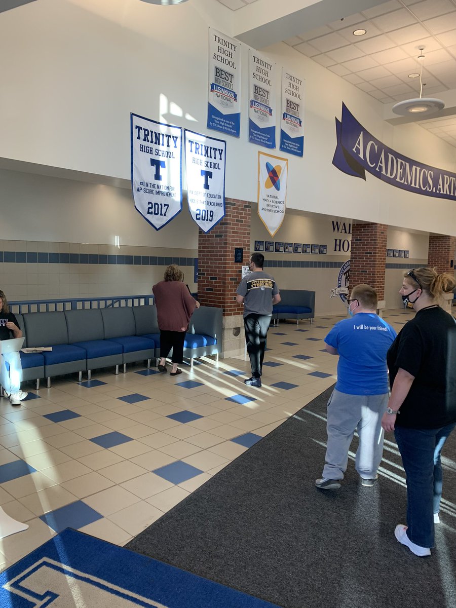These <a href="/thstrinitypride/">Trinity High School</a> students are helping NHS and <a href="/THS_TLC/">Trinity Leadership Committee | Students in Action</a> with the donations to the Southwest Domestic Violence Center. Awesome job Hillers!!  @melanierush25 <a href="/ths_and/">THS Speech and Debate</a>