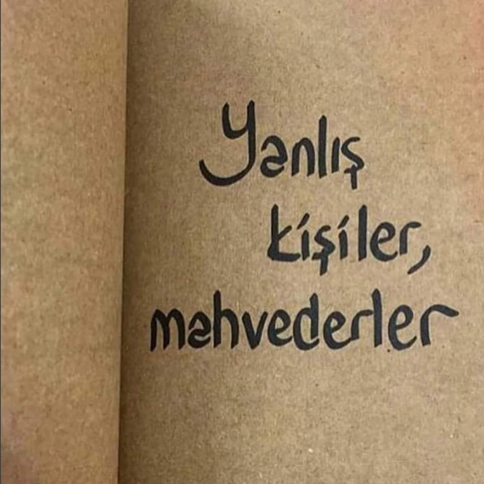 mayiskralicesi6's tweet photo. Kadın;
Erkeğin gelirine,
Erkek;
Kadının giderine baktığı sürece,
Aşk yok kredi kartı var.💳
İyi kadınlar;
          Piç adamlara,
İyi adamlar;
          Hiç kadınlara yar kaldıkça,
Aşk;
 Kimsenin yanına kar kalmayacak🥀

#kızlarneisterr https://t.co/ED61vtTtvd