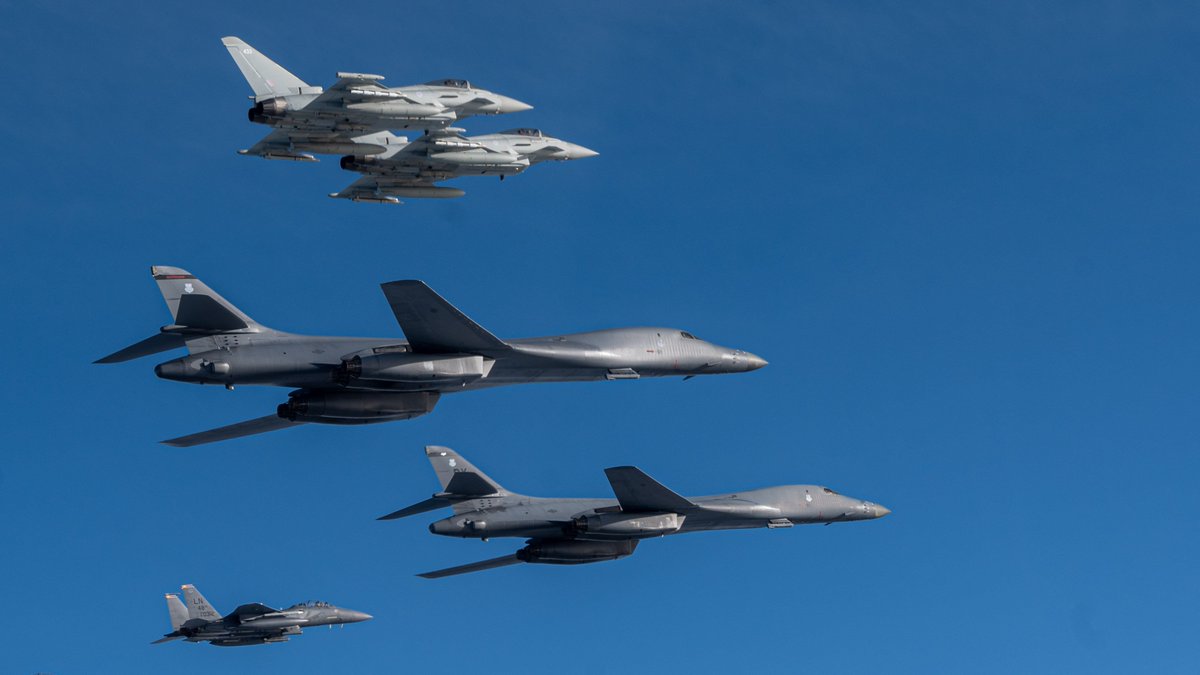 Roberto_yeager's tweet photo. El "masivo" ejercicio #PointBlack de la #USAF sobre el #ReinoUnido #UK. Han participado 26 unidades de la #RAF (#Typhoon y F-35B #F35), de la #USAFE desde RAF Lakenheath (F-15E #F15) y otras directamente desde #EEUU #USA (B-52 #B52 y B-1B #B1B) https://t.co/opALluRtEX @REjercitos https://t.co/OyhO1tknQA