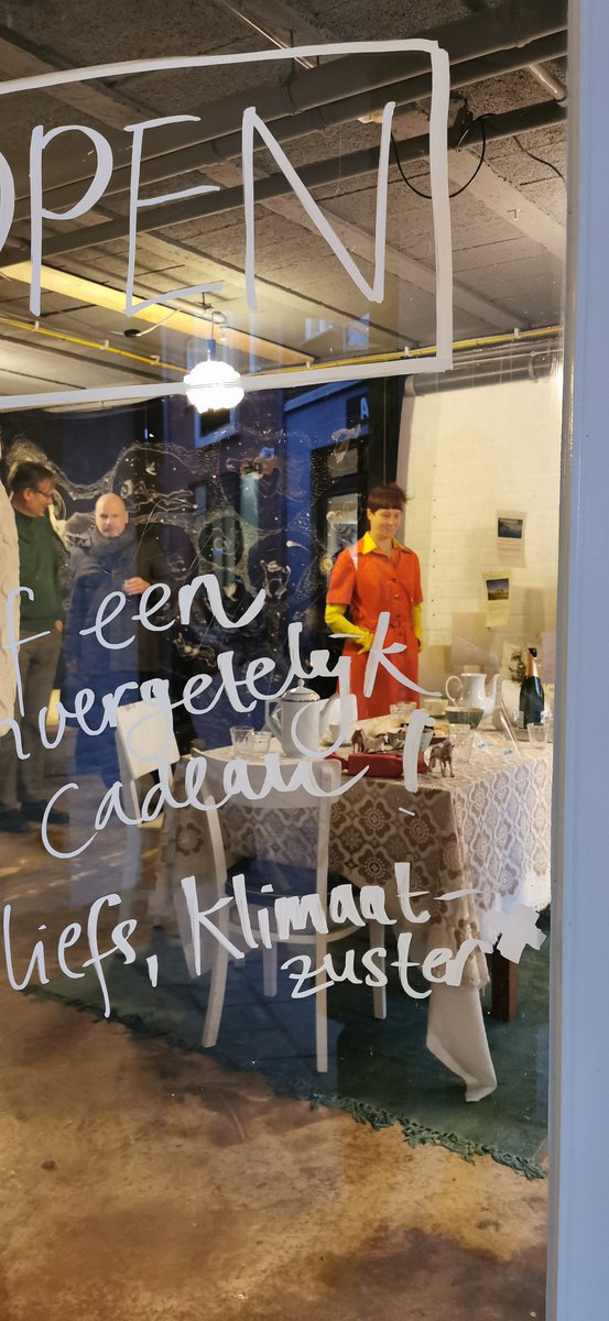 Klimaatzuster's tweet photo. Mocht vandaag voor het eerst een winkel openen: de immateriële cadeauwinkel! 💚 Tip: bezoek de Klarestraat 27a @gemeentearnhem @p_fokkelman 💚 #koopniks #doeispullenhonger #ontgroei #vierhetleven https://t.co/bGy13cj9kq https://t.co/BNJTiWnpJv