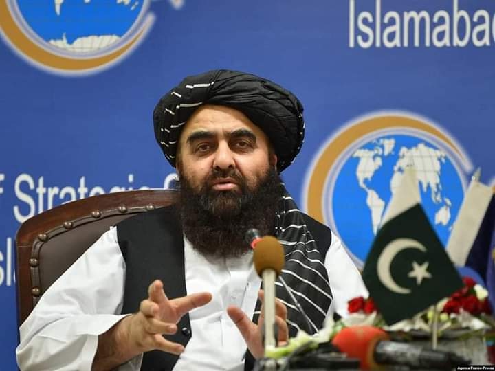 helay_asad's tweet photo. د طالبانو د بهرنیو چارو وزیر امیر خان متقي وایي افغانستان نور ستر پوځ ته اړتیا نلري او د مخکني رژیم د ملي امنیتي او دفاعي ځواکونو غړيو ته به په خپلو لیکو کې ځای ورنکړي. https://t.co/qJ8RIORk5Q