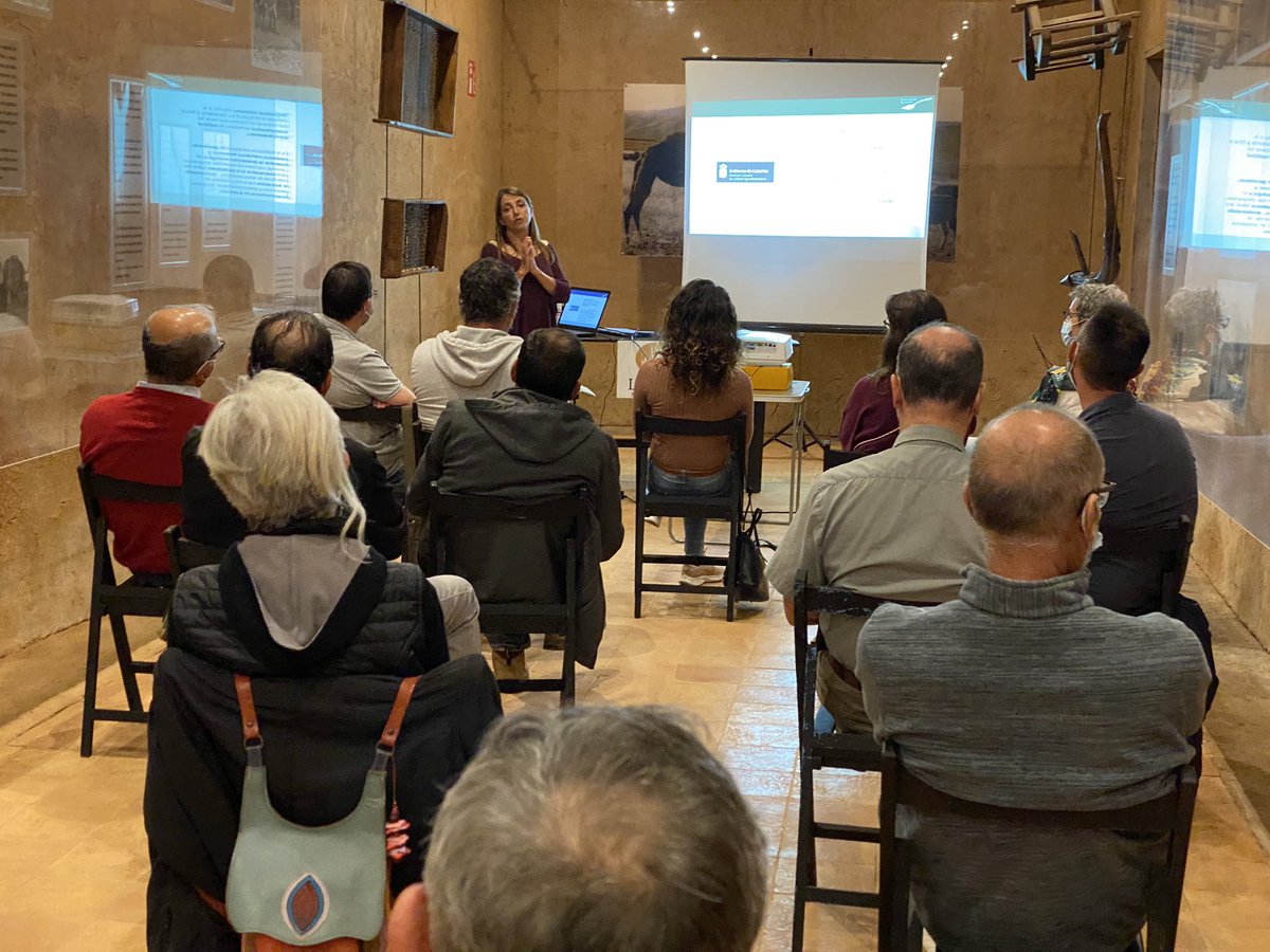 fuertenatura's tweet photo. @cienciacanaria @raizdelpueblo @agenciaiisi @EcoGobCan @radiosintoniafv Hoy en el Museo de La Cilla hablamos de los Ecocomedores con la responsable Margarita Hernández del ICCA dentro de la #Salvarlaciencia #salvarlavida #SCIC21 https://t.co/iCZi24q5S5