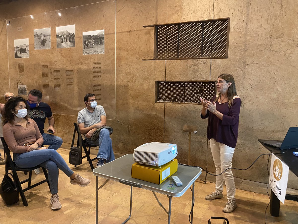 fuertenatura's tweet photo. @cienciacanaria @raizdelpueblo @agenciaiisi @EcoGobCan @radiosintoniafv Hoy en el Museo de La Cilla hablamos de los Ecocomedores con la responsable Margarita Hernández del ICCA dentro de la #Salvarlaciencia #salvarlavida #SCIC21 https://t.co/iCZi24q5S5