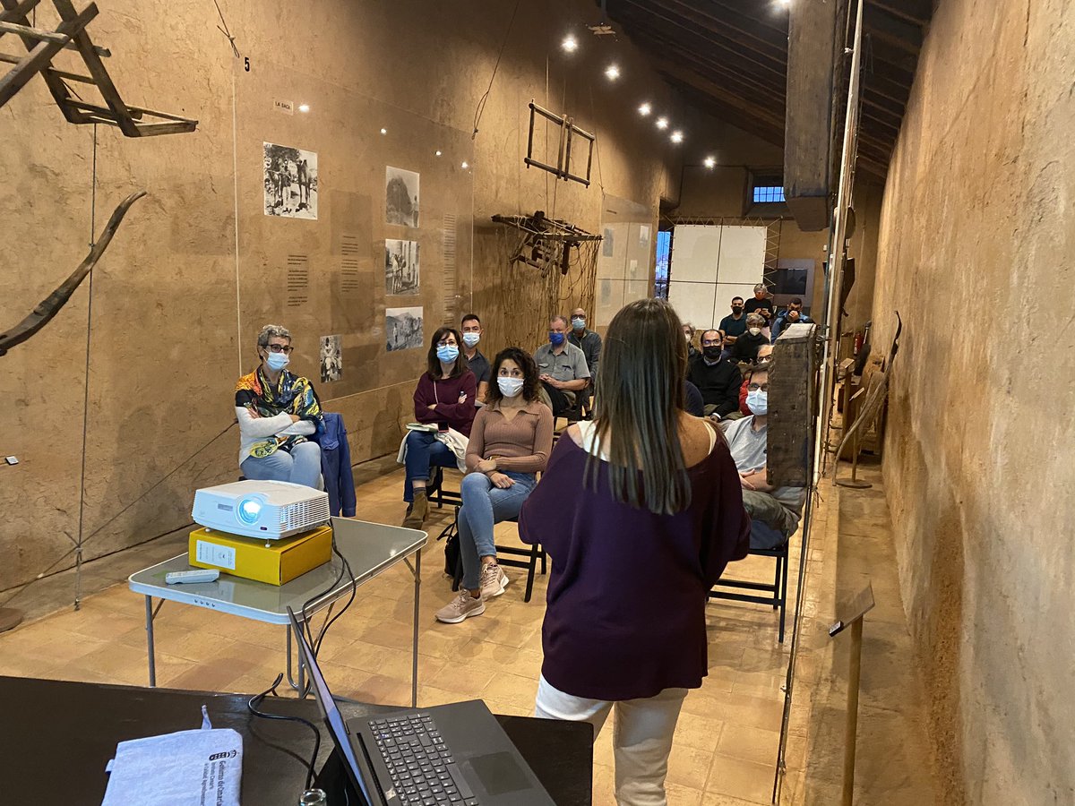 fuertenatura's tweet photo. @cienciacanaria @raizdelpueblo @agenciaiisi @EcoGobCan @radiosintoniafv Hoy en el Museo de La Cilla hablamos de los Ecocomedores con la responsable Margarita Hernández del ICCA dentro de la #Salvarlaciencia #salvarlavida #SCIC21 https://t.co/iCZi24q5S5