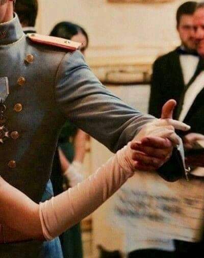 Topstars111's tweet photo. تخيل حضور حفلة في العصر الفيكتوري 🏰❤ https://t.co/c1uyG8a5xb