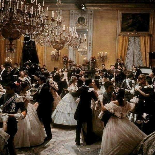 Topstars111's tweet photo. تخيل حضور حفلة في العصر الفيكتوري 🏰❤ https://t.co/c1uyG8a5xb