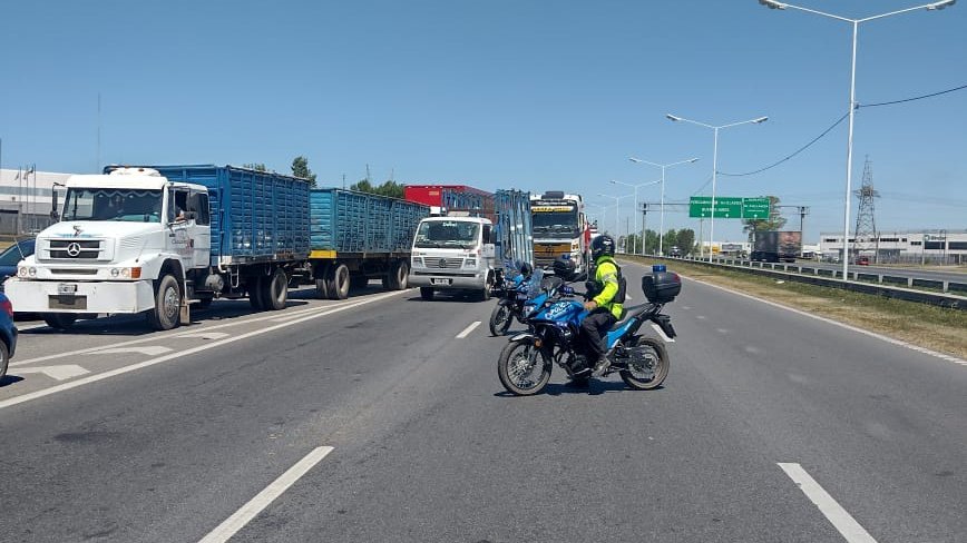 RedSegVial's tweet photo. ⚠️ Siniestro en #RNA008 y #AvGodoy
➡️ Se realiza corte total de calzada en #AvCircunvalación de #Rosario, altura #AvUriburu, sentido sur-norte.
🚔PSV en el lugar realiza desvíos y ordenamiento de tránsito.
🚧 Circular con precaución. https://t.co/gI4JtVRIOm